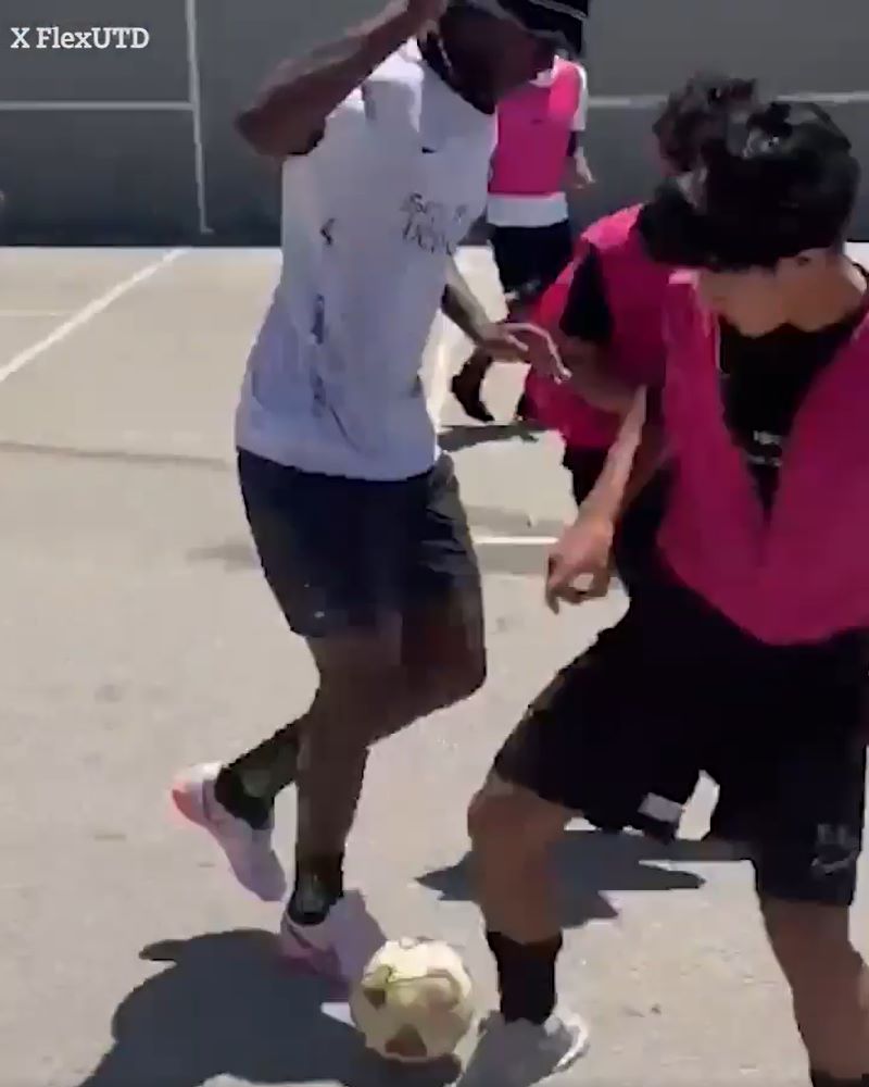 Cụ thể, trong 1 đoạn video được tài khoản mang tên XFlexUTD đăng tải trên mạng xã hội X, Mainoo sau khi có bóng ở phần sân nhà, lập tức dẫn bóng lên khu vực giữa sân trước khi sử dụng tất cả mọi kỹ thuật điêu luyện của 1 cầu thủ chuyên nghiệp như che người, vê bóng bằng gầm giày cũng như xoay người và chỉ trong vài giây, sản phẩm lò đào tạo Carrington đã vượt qua 3 em nhỏ.